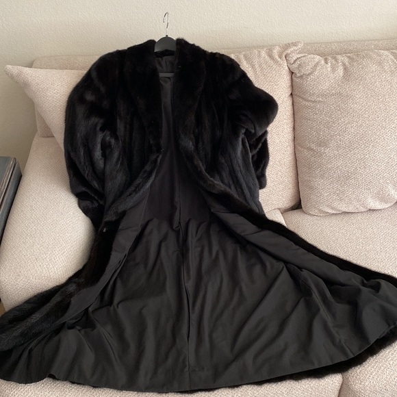 FABULOUS Full Length Mink Coat - Picture 5 of 8
